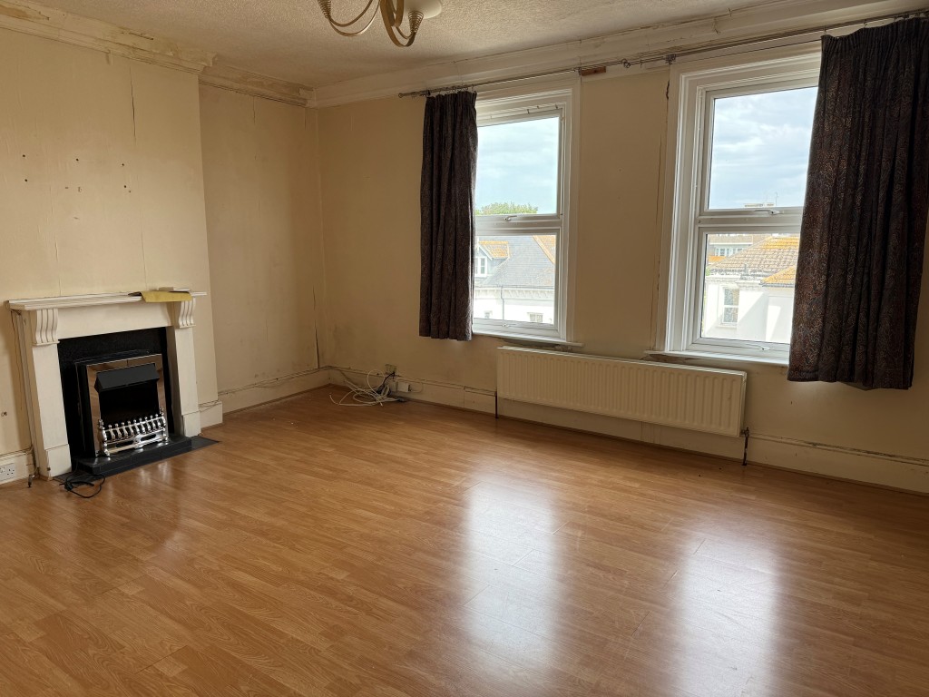 Lot: 37 - TWO-BEDROOM SPLIT-LEVEL FLAT FOR UPDATING WITH PARKING - Flat living room with views to front